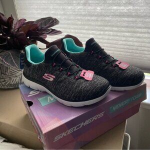 Skechers Summits Quick Getaway Slip-On Sneaker, size 7, new in box